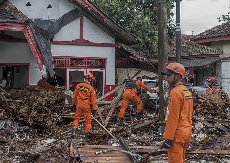 Eine Tsunami-Katastrophe auf den indonesischen Inseln Sumatra und Java hat viele Menschen das Leben gekostet und schwere Schäden angerichtet.