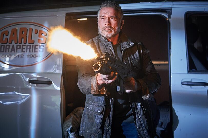 Tritt in der letzten halben Stunde als Mensch gewordener Androide auf, der sich auf die Seite der kämpfenden Frauen schlägt: Arnold Schwarzenegger.