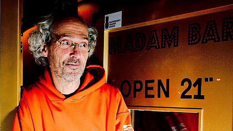 Vor der Tür der Madam Bar in der Ledererstraße: Dorin Popa.