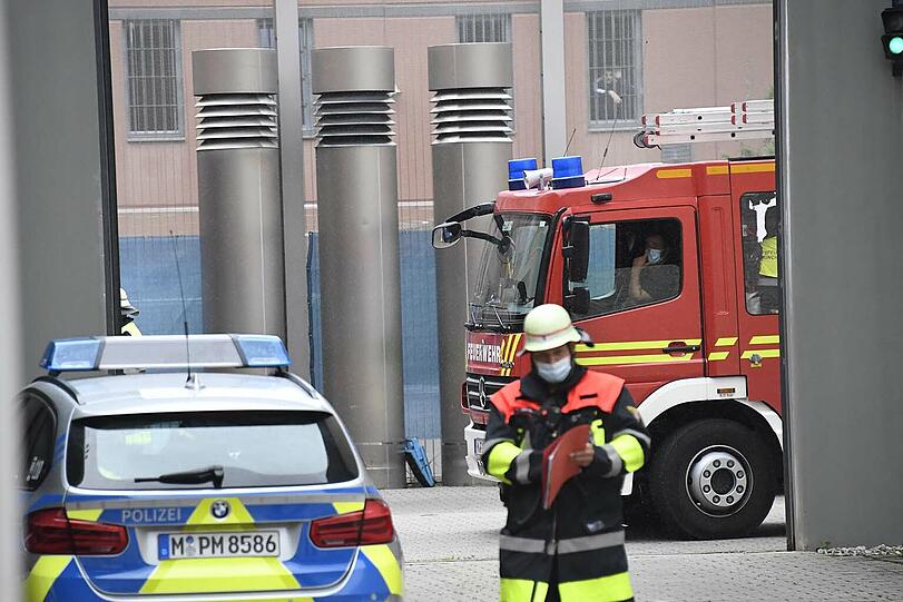Den Zellenbrand in der JVA Stadelheim  musste die Feuerwehr  unter Atemschutz löschen.