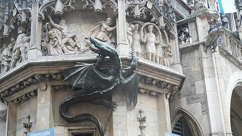 Direkt am Marienplatz: Einst soll der Drache durch seinen Atem die Pest in die Stadt gebracht haben. Ein mutiger Münchner soll ihn erschlagen haben. Schließlich fand man den Schädel des Drachen – so die Legende.