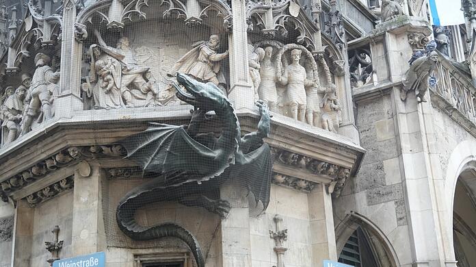Direkt am Marienplatz: Einst soll der Drache durch seinen Atem die Pest in die Stadt gebracht haben. Ein mutiger Münchner soll ihn erschlagen haben. Schließlich fand man den Schädel des Drachen – so die Legende.