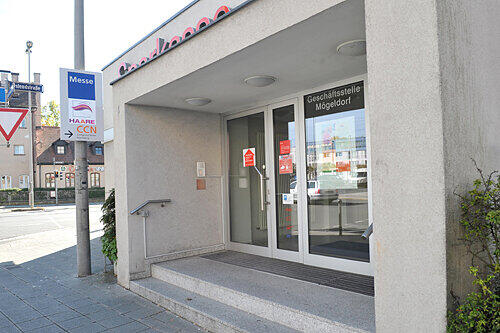 An dieser Stelle an der Sparkasse in der Nähe des Mögeldorfer Plärrers stürzte die alte Dame so unglücklich, dass sie starb.
