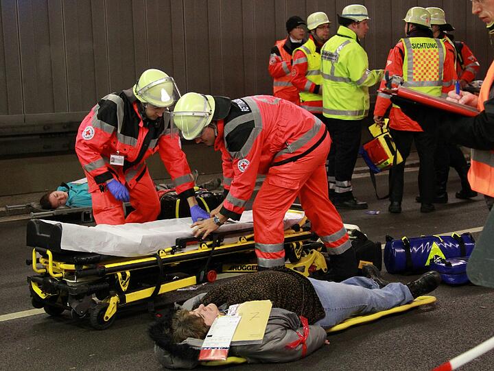 Ein schwerer Autounfall im Tunnel, klaffende Wunden, schreiende Verletzte: Rettungskräfte haben den Ernstfall im Richard-Strauss-Tunnel geprobt. Die AZ war dabei und hat den großen Übungseinsatz verfolgt.