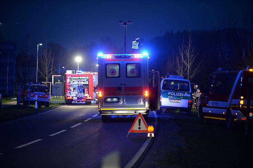 Ein Audi-Fahrer geriet auf der Bundesstraße bei Marquartstein auf die Gegenfahrbahn. Es kam zum Frontalzusammenstoß.