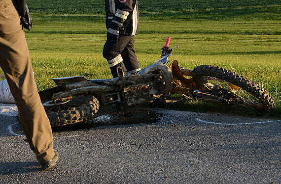 Die Motorcrossmaschine auf der Landstraße bei Vilsbiburg.