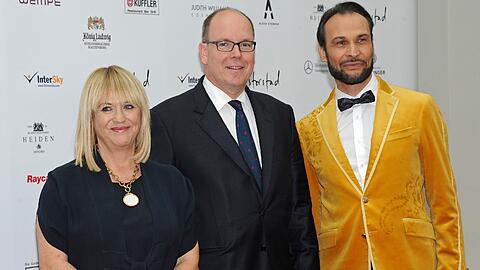 Fürst Albert II. von Monaco (Mitte) mit den Gastgebern Patricia Riekel (Chefin der "Bunte") und Alexander-Klaus Stecher