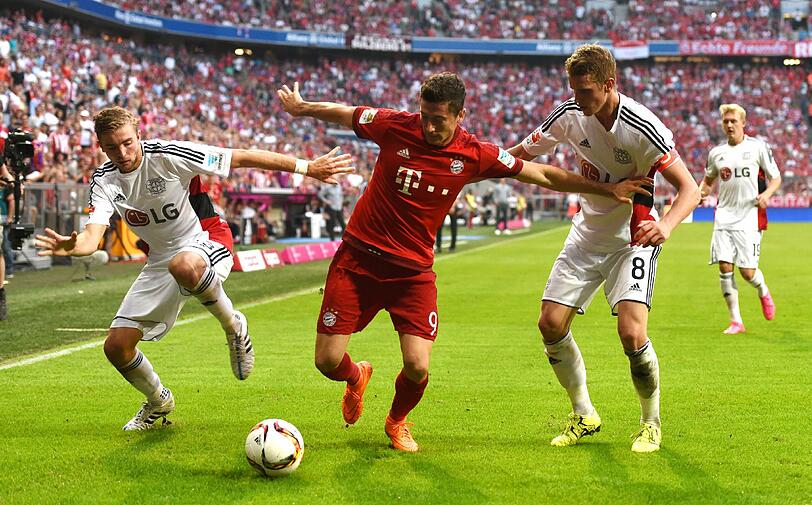 Robert Lewandowski, Note 4: Kann deutlich besser spielen. Zu oft mit Problemen bei der Ballannahme, ließ sich das Spielgerät vom Gegner leicht abnehmen. Das erregte Guardiola an der Seitenlinie. Der spanische Coach kommentierte Lewandowskis Auftritt immer wieder mit kritischen Gesten.