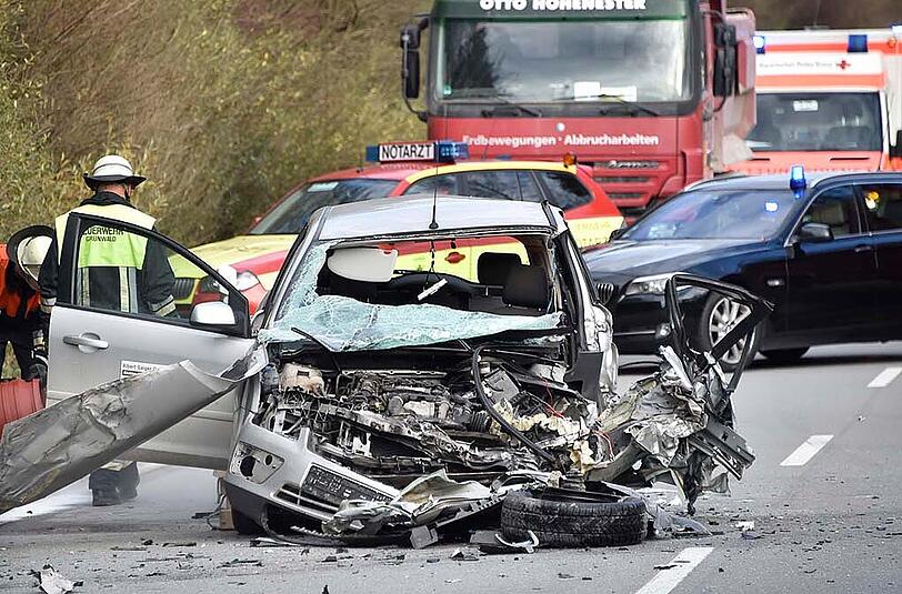 Der Wagen ist komplett zerstört, der Fahrer konnte von der Feuerwehr aus dem Auto befreit werden.