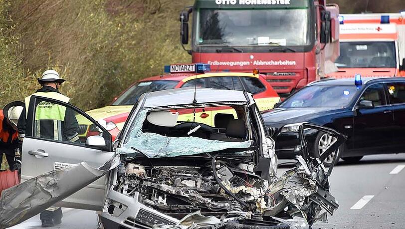 Der Wagen ist komplett zerstört, der Fahrer konnte von der Feuerwehr aus dem Auto befreit werden. Der Wagen ist komplett zerstört, der Fahrer konnte von der Feuerwehr aus dem Auto befreit werden.