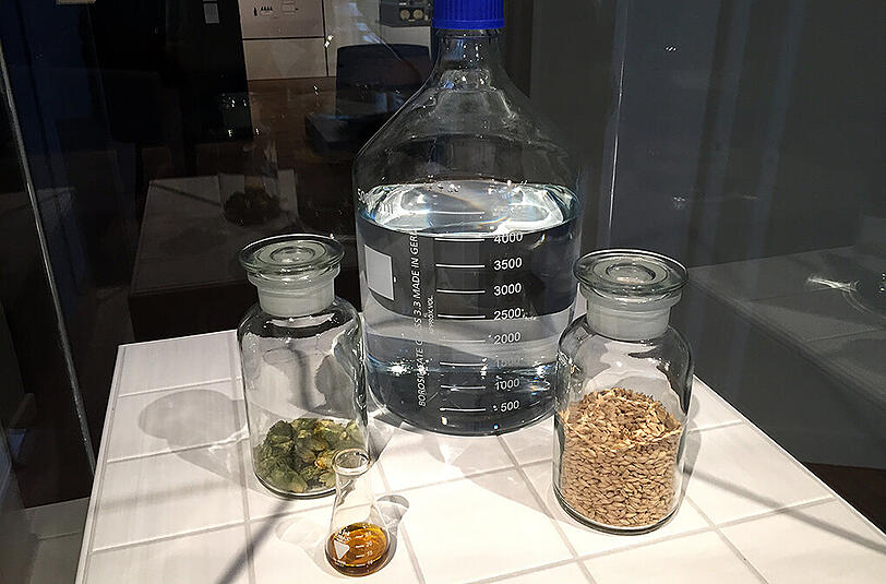Bis heute gilt: 1 Maß Münchner Hell braucht 4 l Wasser, 160 g Malz, 1,4 g Hopfen und 10 ml Hefe.