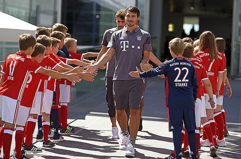 Einmarsch der Bayern-Stars. Hier: Mats Hummels (vorne) und Javi Martinez.