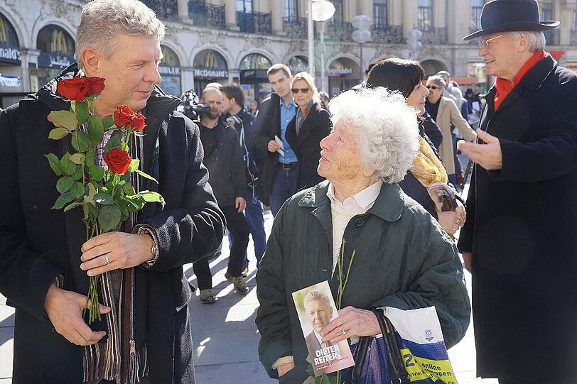 Rosen-Kavalier: Der rote OB-Kandidat Dieter Reiter am Stachus im Wahlkampf-Enspurt im Gespräch mit den Münchnern.