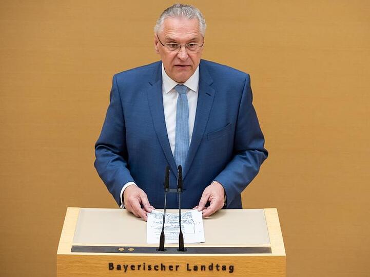 Joachim Herrmann (CSU), Innenminister von Bayern, spricht im bayerischen Landtag. Foto: Sven Hoppe/dpa