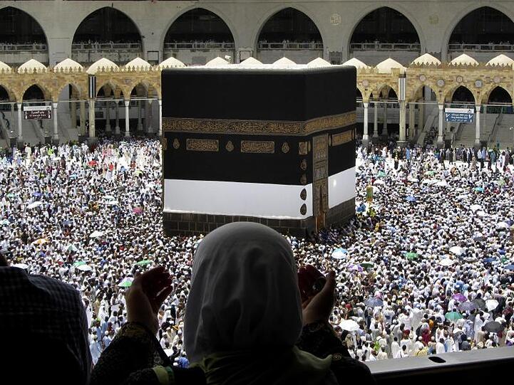 Tausende Pilger gehen um das würfelförmige Gebäude der Kaaba im Hof der Großen Moschee von Mekka herum.