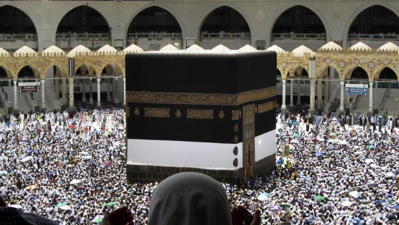 Tausende Pilger gehen um das würfelförmige Gebäude der Kaaba im Hof der Großen Moschee von Mekka herum. Tausende Pilger gehen um das würfelförmige Gebäude der Kaaba im Hof der Großen Moschee von Mekka herum.