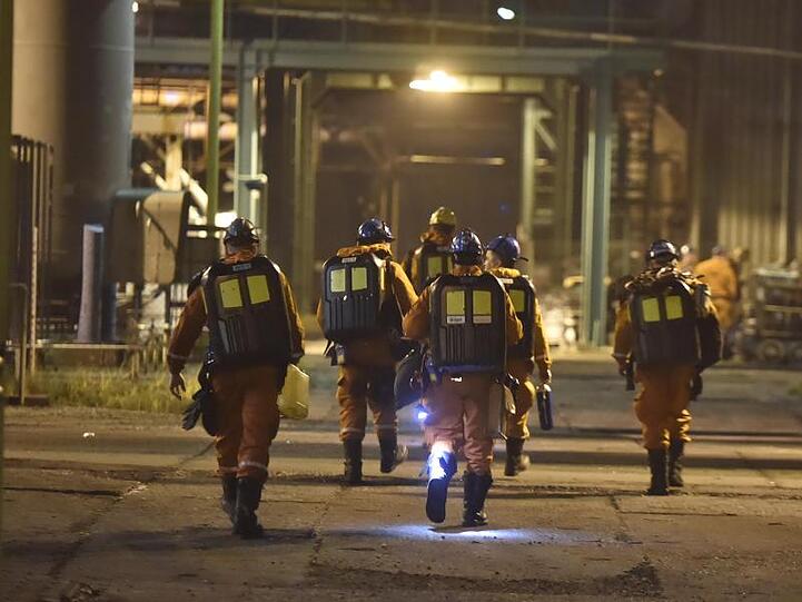 Rettungskräfte sind nach dem schweren Grubenunglück im Steinkohlebergwerk in Karvina im Einsatz.