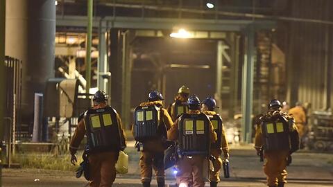 Rettungskräfte sind nach dem schweren Grubenunglück im Steinkohlebergwerk in Karvina im Einsatz.