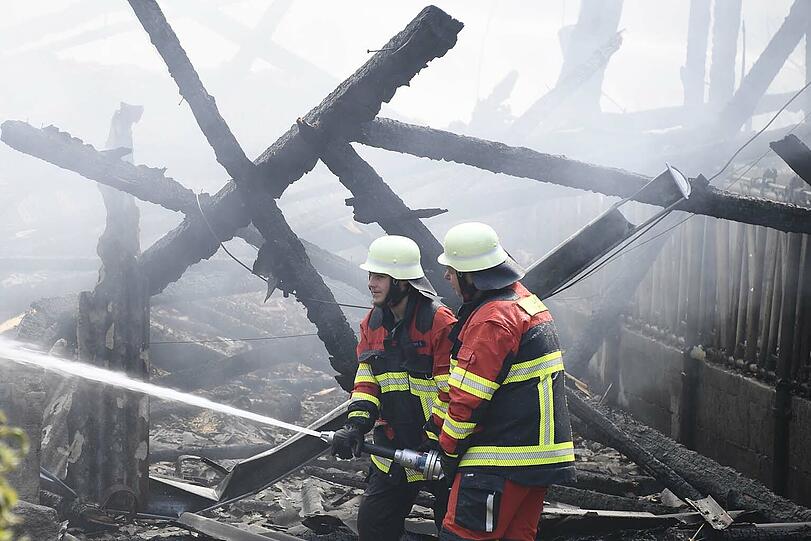 Etwa zehn Feuerwehren aus den Landkreisen Tölz, Starnberg und Weilheim bekämpften den Großbrand in der Nähe des Ostufers vom Starnberger See.