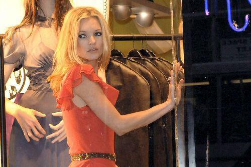 Kate Moss in einem Kleid ihrer K-Kollektion