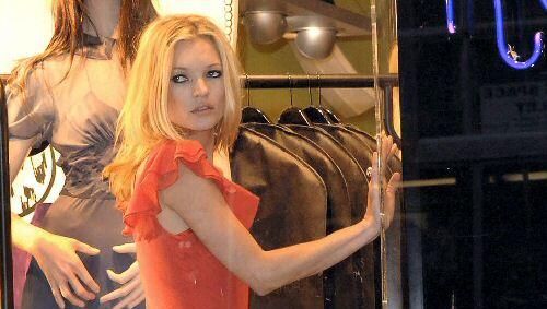 Kate Moss in einem Kleid ihrer K-Kollektion Kate Moss in einem Kleid ihrer K-Kollektion