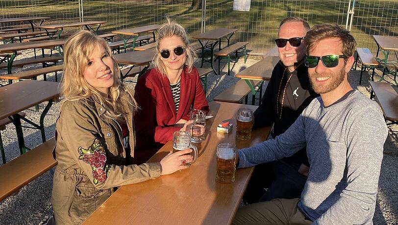 Lehrertreffen: Linda (31, links), Christine Popa (28), Ryan Bevan (36) und Patrick Frank (33) treffen sich heuer erstmals nach der Schule im Freien. Sie genießen den Hirschgarten. Lehrertreffen: Linda (31, links), Christine Popa (28), Ryan Bevan (36) und Patrick Frank (33) treffen sich heuer erstmals nach der Schule im Freien. Sie genießen den Hirschgarten.