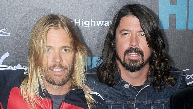Foo Fighters-Chef Dave Grohl (r.) holte Taylor Hawkins' (l.) Sohn Shane (nicht abgebildet) für einen Song auf die Bühne.
