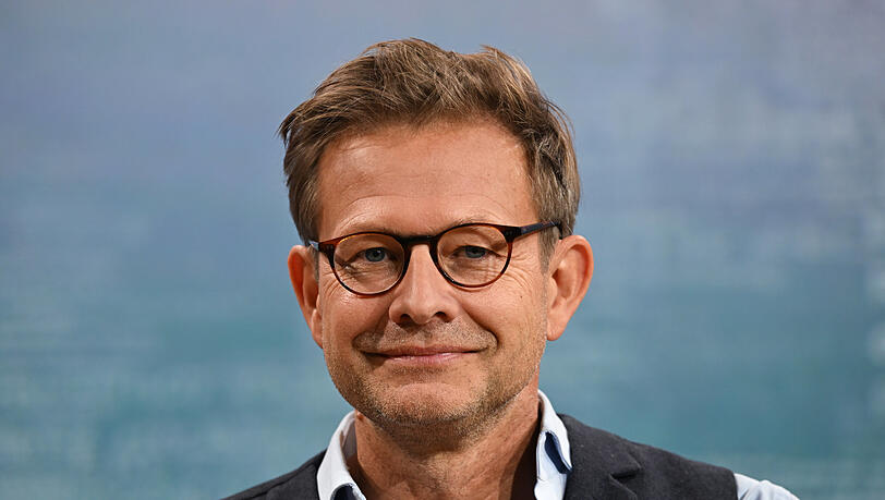 Der Autor Florian Illies wurde 1971 in Schlitz (Hessen) geboren. Er studierte Kunstgeschichte und Neuere Geschichte in Bonn und Oxford, arbeitete als Journalist und Kurator. Das Buch „1913: Der Sommer des Jahrhunderts“ war sein bisher größter Erfolg. Der Autor Florian Illies wurde 1971 in Schlitz (Hessen) geboren. Er studierte Kunstgeschichte und Neuere Geschichte in Bonn und Oxford, arbeitete als Journalist und Kurator. Das Buch „1913: Der Sommer des Jahrhunderts“ war sein bisher größter Erfolg.