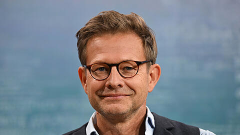 Der Autor Florian Illies wurde 1971 in Schlitz (Hessen) geboren. Er studierte Kunstgeschichte und Neuere Geschichte in Bonn und Oxford, arbeitete als Journalist und Kurator. Das Buch „1913: Der Sommer des Jahrhunderts“ war sein bisher größter Erfolg.