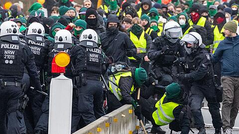 Bei den Protesten kam es zu Rangeleien und Zusammenst&ouml;&szlig;en.