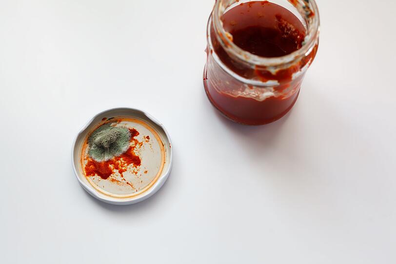 S&auml;fte, Kompott, Marmeladen und Konfit&uuml;ren mit gr&uuml;nem Belag geh&ouml;ren sofort in den M&uuml;ll. Produkte mit wenig Zucker schimmeln schneller und sollten schon bei ersten dunklen Flecken entsorgt werden. Konfit&uuml;ren mit hohem Zuckergehalt k&ouml;nnten theoretisch nach Entfernen der betroffenen Stellen noch essbar sein. Besser ist es jedoch, sie zu entsorgen.