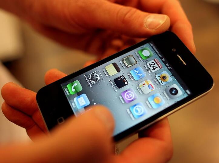 Wichtiger als &rsquo;ne Trillerpfeife: Ob Bayern-Trainer Louis van Gaal auch die Bayern-App auf sein iPhone geladen hat?