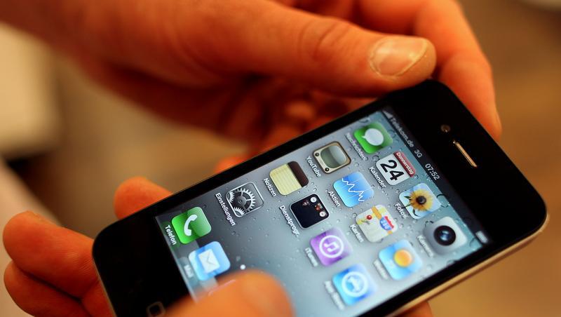 Wichtiger als ’ne Trillerpfeife: Ob Bayern-Trainer Louis van Gaal auch die Bayern-App auf sein iPhone geladen hat? Wichtiger als ’ne Trillerpfeife: Ob Bayern-Trainer Louis van Gaal auch die Bayern-App auf sein iPhone geladen hat?