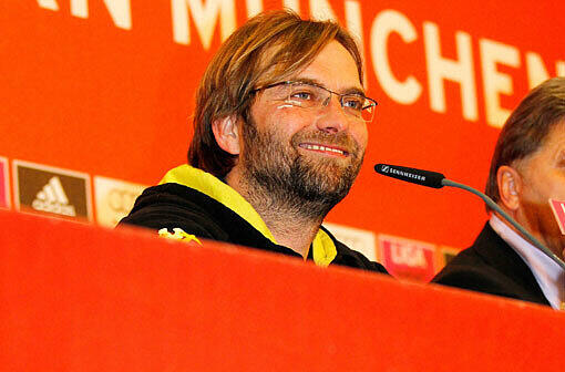 BVB Trainer Jürgen Klopp auf der Presskonferenz nach dem Spiel sichtlich erleichtert. Er hat sich beim Jubeln am Auge verletzt.