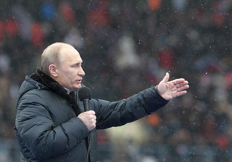 Zehntausende demonstrieren in Moskau für Putin: Bei den Wahlen am 4. März will er sich für eine dritte Amtszeit zum Präsidenten wählen lassen. Zwar bestehen kaum Zweifel an seinem Wahlsieg, doch erstmals seit seinem Aufstieg an die Staatsspitze im Jahr 2000 sieht er sich seit einigen Monaten mit einer breiten Oppositionsbewegung konfrontiert.