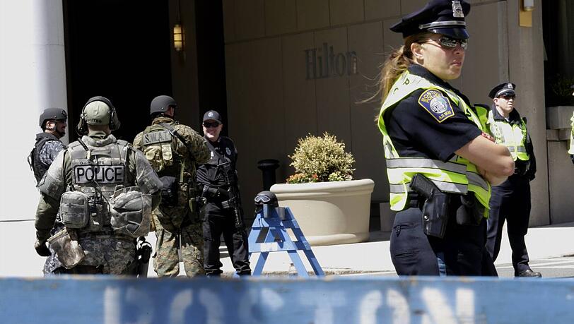 Die massive Polizeipräsenz ist in Boston immer noch überall zu spüren. Die massive Polizeipräsenz ist in Boston immer noch überall zu spüren.