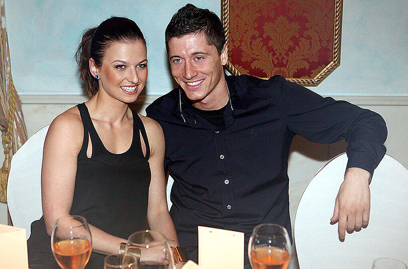 2013 hat sie Bayern-Star Robert Lewandowski (damals noch bei Borussia Dortmund) geheiratet, jetzt ist Anna Lewandowska (geborene Stachurska) im fünften Monat schwanger. Die schönsten Bilder der super-sportlichen Spielerfrau.
