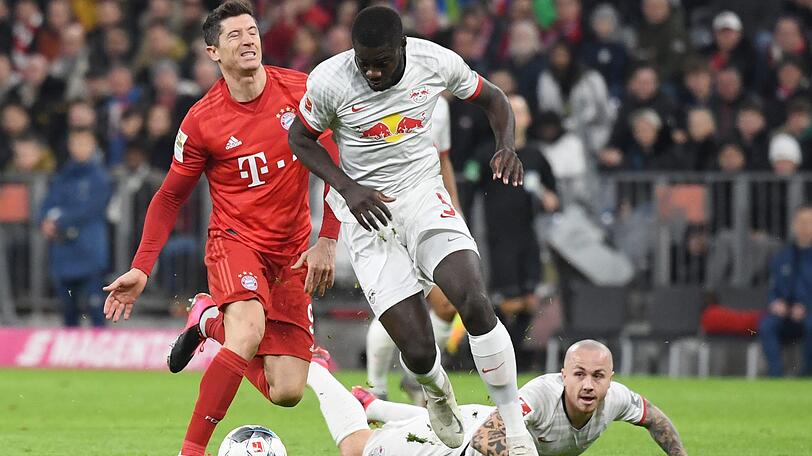 Mit 21 Jahren schon Abwehrchef bei RB Leipzig: Dayot Upamecano - hier im Duell mit Bayern-Torjäger Robert Lewandowski (l.).