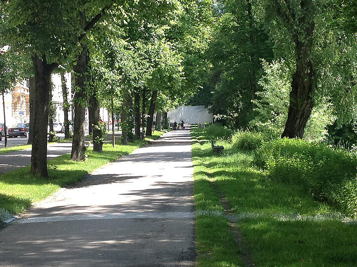 Der leergefegte "Isarboulevard" versperrt durch ein weißes Tuch.