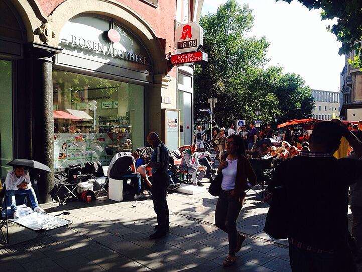 iPhone-Fans Campen vor dem Apple Store in der Münchner Innenstadt.