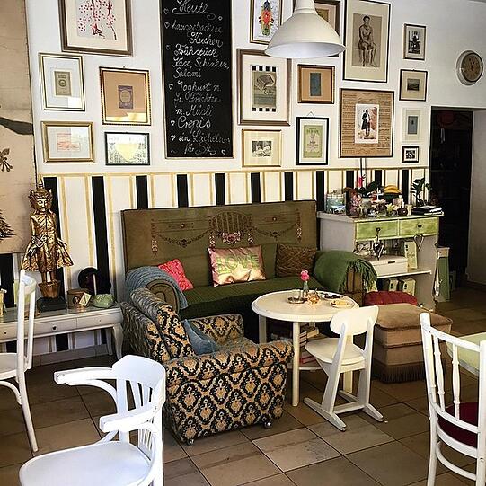 Sieht schnuckelig aus und ist wirklich sehr gemütlich: das Café Krenn&rsquo;s in West-Schwabing.