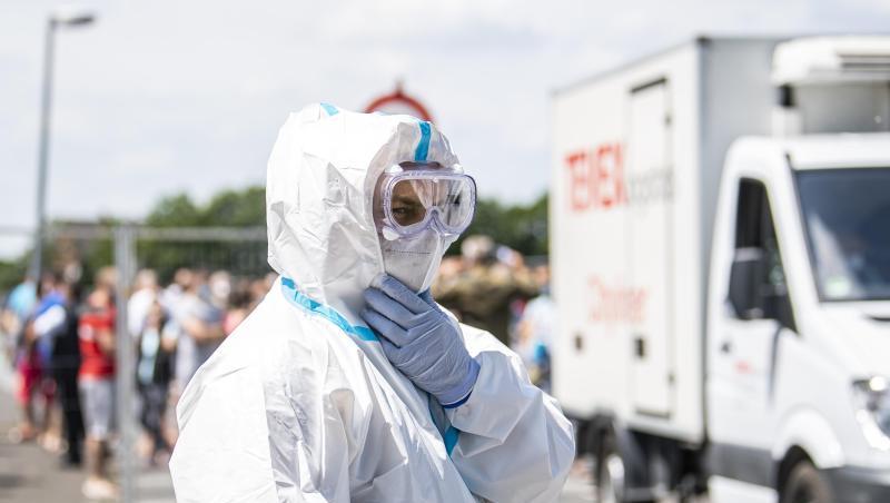Ein Bundeswehr-Soldat im Schutzanzug und mit Mund-Nasenschutzmaske in Verl. Dort stehen mehrere Mehrfamilienhäuser, in denen Werkvertragsarbeiter der Firma Tönnies leben, unter Quarantäne. Ein Bundeswehr-Soldat im Schutzanzug und mit Mund-Nasenschutzmaske in Verl. Dort stehen mehrere Mehrfamilienhäuser, in denen Werkvertragsarbeiter der Firma Tönnies leben, unter Quarantäne.