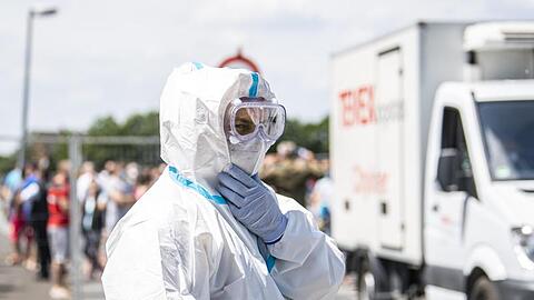 Ein Bundeswehr-Soldat im Schutzanzug und mit Mund-Nasenschutzmaske in Verl. Dort stehen mehrere Mehrfamilienhäuser, in denen Werkvertragsarbeiter der Firma Tönnies leben, unter Quarantäne.