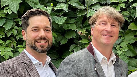 Martin Puch (re.) führt seit 1991 die Galerie Viktor Puch und ist auf Ikonen, Skulpturen und Kunsthandwerk spezialisiert. Miro Kutnjak arbeitet ebenso im gleichnamigen Familienunternehmen, das sich u. a. auf Wiener Bronzen und Volkskunst konzentriert.