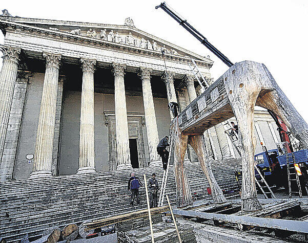 Acht Meter hoch, sieben Tonnen schwer: das Trojananische Pferd am Königsplatz wird abgebaut &ndash; und zieht zur nächsten Ausstellung.