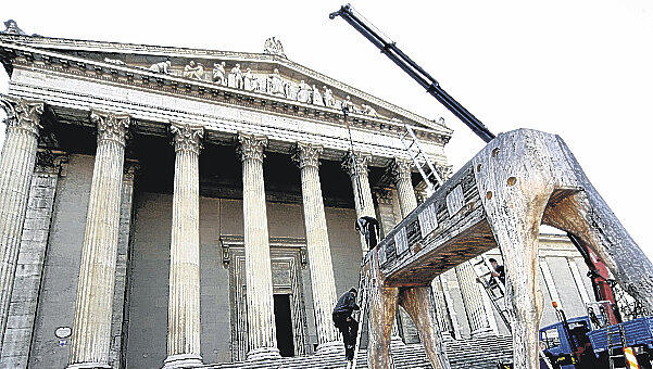 Acht Meter hoch, sieben Tonnen schwer: das Trojananische Pferd am Königsplatz wird abgebaut – und zieht zur nächsten Ausstellung. Acht Meter hoch, sieben Tonnen schwer: das Trojananische Pferd am Königsplatz wird abgebaut – und zieht zur nächsten Ausstellung.
