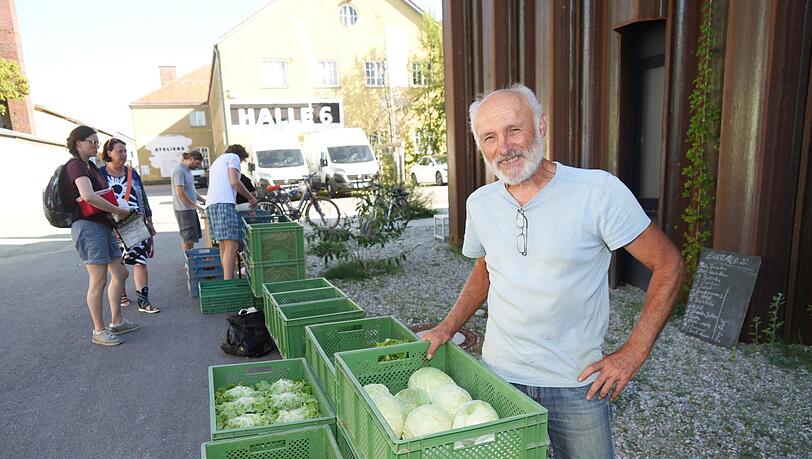 Gemüsegärtner Georg Schwaiger vor seinen erntefrischen Erzeugnissen im Kreativquartier.