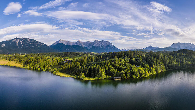 Der Barmsee liegt wunderbar idyllisch vor dem Wettersteinmassiv. Schön, wie eine Bayern-Postkarte ist es hier! Der Barmsee liegt wunderbar idyllisch vor dem Wettersteinmassiv. Schön, wie eine Bayern-Postkarte ist es hier!