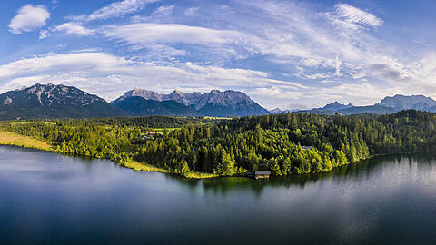 Der Barmsee liegt wunderbar idyllisch vor dem Wettersteinmassiv. Schön, wie eine Bayern-Postkarte ist es hier!