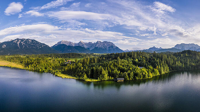 Der Barmsee liegt wunderbar idyllisch vor dem Wettersteinmassiv. Schön, wie eine Bayern-Postkarte ist es hier!